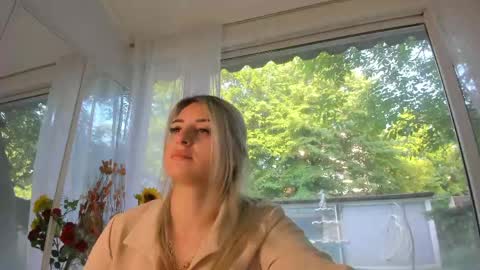 ella_vee online show from 05/11/26, 04:40