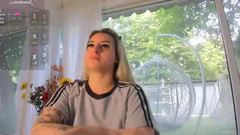 Snapshot of ella_vee chatting on 06/15/26, 04:25 ella_vee online show from 06/15/26, 04:25