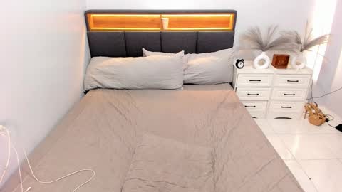 Snapshot of ellabrown_ chatting on 02/17/26, 04:09 SINGLE PO online show from 02/17/26, 04:09