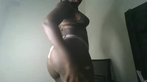 Snapshot of ellah_simone chatting on 05/03/26, 02:45 ellah-simone online show from 05/03/26, 02:45