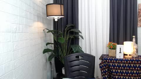 Snapshot of ellahollywood1818 chatting on 03/11/26, 03:23 CINDERELLA online show from 03/11/26, 03:23