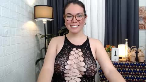 Snapshot of ellahollywood1818 chatting on 04/15/26, 01:45 CINDERELLA online show from 04/15/26, 01:45