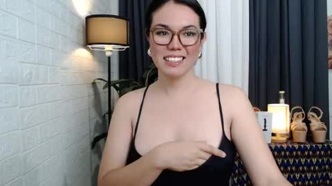 Snapshot of ellahollywood1818 chatting on 04/17/26, 01:41 CINDERELLA online show from 04/17/26, 01:41