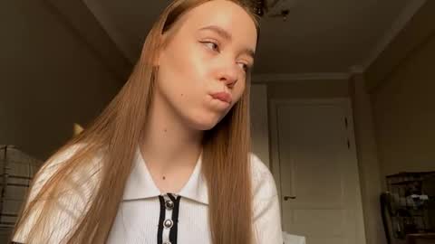 Snapshot of ellamenas chatting on 10/03/25, 01:19 Ella online show from 10/03/25, 01:19