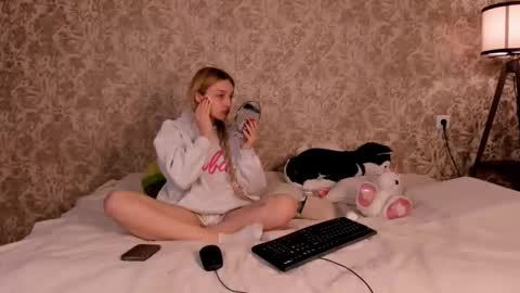 ellamilla online show from 03/04/25, 07:32