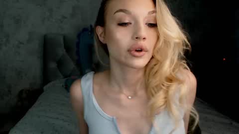 Snapshot of ellamilla chatting on 06/26/26, 01:04 ellamilla online show from 06/26/26, 01:04