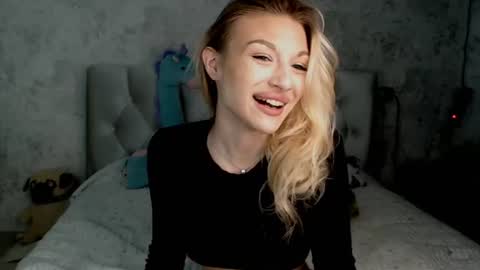 Snapshot of ellamilla chatting on 07/17/26, 01:07 ellamilla online show from 07/17/26, 01:07