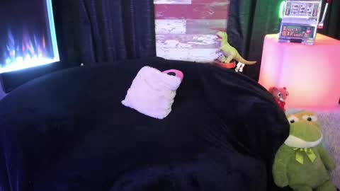 Snapshot of elle4you chatting on 10/27/25, 08:24 ELLE online show from 10/27/25, 08:24