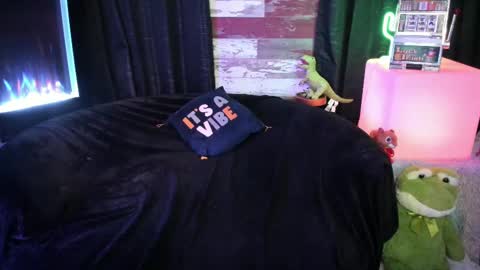 Snapshot of elle4you chatting on 11/16/25, 08:25 ELLE online show from 11/16/25, 08:25