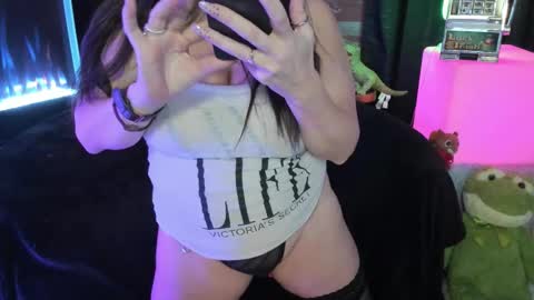 Snapshot of elle4you chatting on 11/29/25, 08:28 ELLE online show from 11/29/25, 08:28