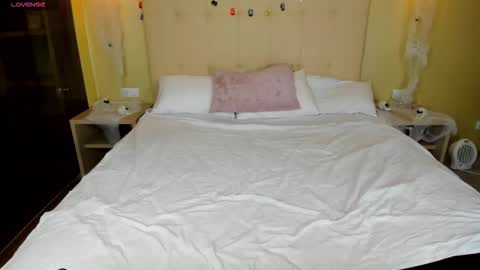 elle_ellise online show from 10/29/25, 10:06