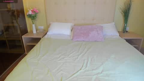 elle_ellise online show from 12/02/25, 09:36