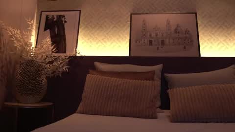 Snapshot of ellediane chatting on 02/19/25, 06:33 Elle Diane online show from 02/19/25, 06:33