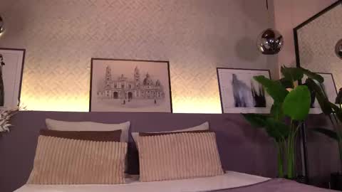 Snapshot of ellediane chatting on 02/20/25, 12:52 Elle Diane online show from 02/20/25, 12:52