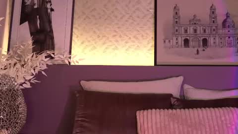 Snapshot of ellediane chatting on 03/10/25, 07:10 Elle Diane online show from 03/10/25, 07:10