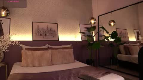 Snapshot of ellediane chatting on 09/15/25, 12:10 Elle Diane online show from 09/15/25, 12:10