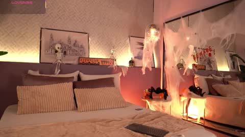 Snapshot of ellediane chatting on 10/21/25, 01:17 Elle Diane online show from 10/21/25, 01:17