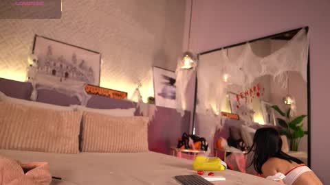 Snapshot of ellediane chatting on 10/29/25, 10:11 Elle Diane online show from 10/29/25, 10:11