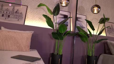 Snapshot of ellediane chatting on 12/04/25, 10:29 Elle Diane online show from 12/04/25, 10:29