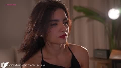 Snapshot of ellelure_ chatting on 02/03/26, 11:43 Linda Restrepo online show from 02/03/26, 11:43