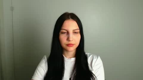 Snapshot of ellie_esmi chatting on 05/20/26, 12:11 ellie_esmi online show from 05/20/26, 12:11