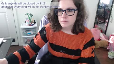 Snapshot of elliecharmful chatting on 11/18/25, 09:30 Ellie Charmful online show from 11/18/25, 09:30