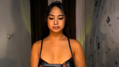 Snapshot of elliecummers chatting on 10/22/25, 02:17 ellie online show from 10/22/25, 02:17