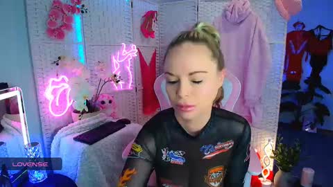 Snapshot of elliekarrrx chatting on 02/02/25, 08:51 EllieKarr online show from 02/02/25, 08:51