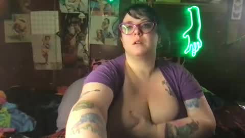 Snapshot of ellielouise11 chatting on 03/01/25, 02:48 Ellie Louise online show from 03/01/25, 02:48