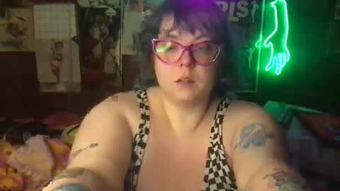 Snapshot of ellielouise11 chatting on 03/07/25, 02:57 Ellie Louise online show from 03/07/25, 02:57