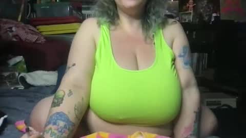 Snapshot of ellielouise11 chatting on 10/30/25, 04:14 Ellie Louise online show from 10/30/25, 04:14