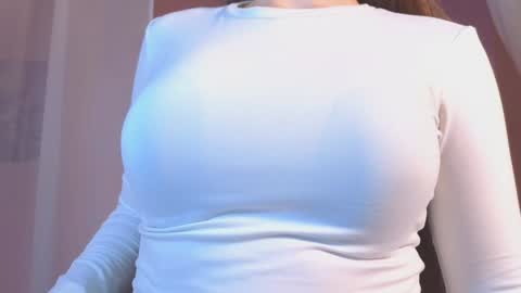 Snapshot of elliephant_ chatting on 01/02/25, 06:23 just Emily online show from 01/02/25, 06:23