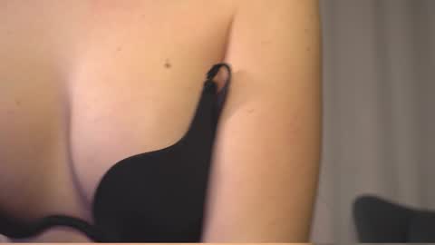 Snapshot of elliephant_ chatting on 01/07/25, 06:14 just Emily online show from 01/07/25, 06:14