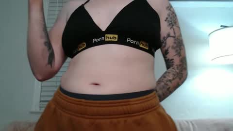 Snapshot of ellierowyn chatting on 10/09/25, 02:53 Ellie Rowyn online show from 10/09/25, 02:53