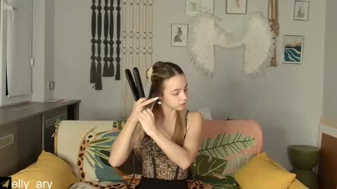 elly_ary online show from 12/01/25, 09:20