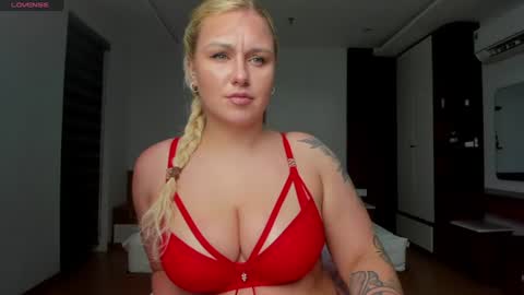 Snapshot of elly_blondy chatting on 07/05/26, 04:14 Elly online show from 07/05/26, 04:14