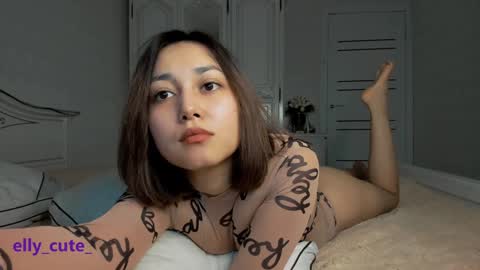 Snapshot of elly_cute_ chatting on 01/25/25, 01:32 Elly Cute  online show from 01/25/25, 01:32