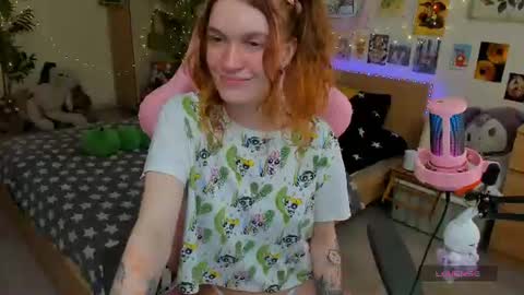Snapshot of elly_milas chatting on 07/11/26, 01:25 Elly Fansly online show from 07/11/26, 01:25