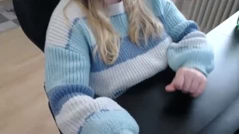 Elly online show from 10/17/25, 02:08