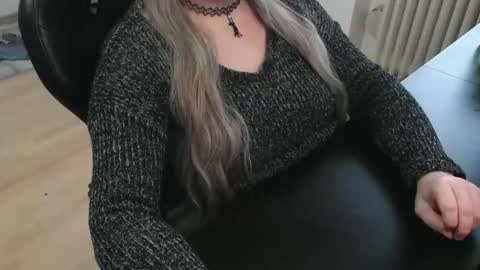 Elly online show from 10/28/25, 01:36