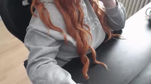 Elly online show from 10/30/25, 09:22