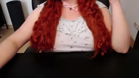 Snapshot of elly_petite chatting on 05/19/26, 12:55 Elly online show from 05/19/26, 12:55