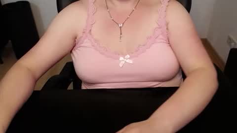 Snapshot of elly_petite chatting on 06/02/26, 01:13 Elly online show from 06/02/26, 01:13