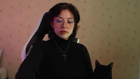 Snapshot of elly_uwuw chatting on 12/17/25, 12:49 Emy Castro online show from 12/17/25, 12:49