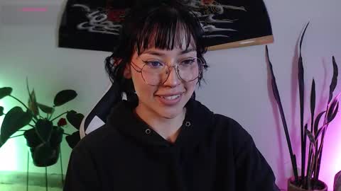 Snapshot of elly_uwuw chatting on 01/08/26, 11:18 Emy Castro online show from 01/08/26, 11:18