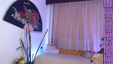 Snapshot of elly_uwuw chatting on 03/20/26, 12:37 Emy Castro online show from 03/20/26, 12:37