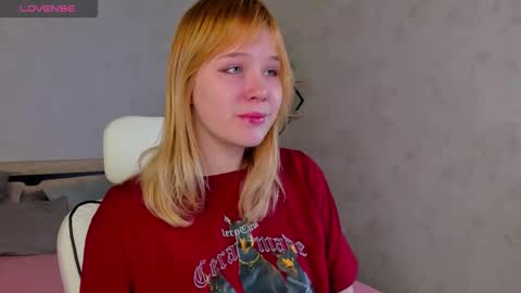 ellya_castro online show from 11/25/25, 12:32