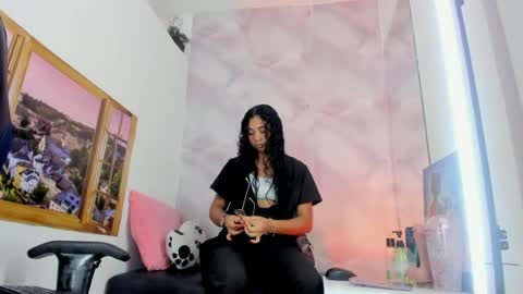 Snapshot of ellybloom chatting on 06/15/26, 01:13 ellybloom online show from 06/15/26, 01:13