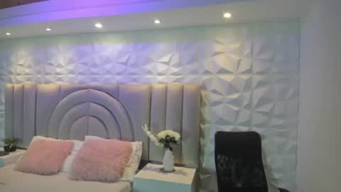 Snapshot of ellye_evans_ chatting on 07/05/26, 11:17 Ellye online show from 07/05/26, 11:17
