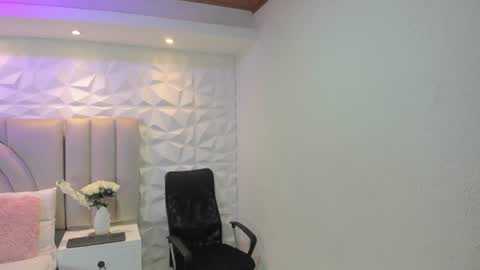 Snapshot of ellye_evans_ chatting on 07/11/26, 11:24 Ellye online show from 07/11/26, 11:24